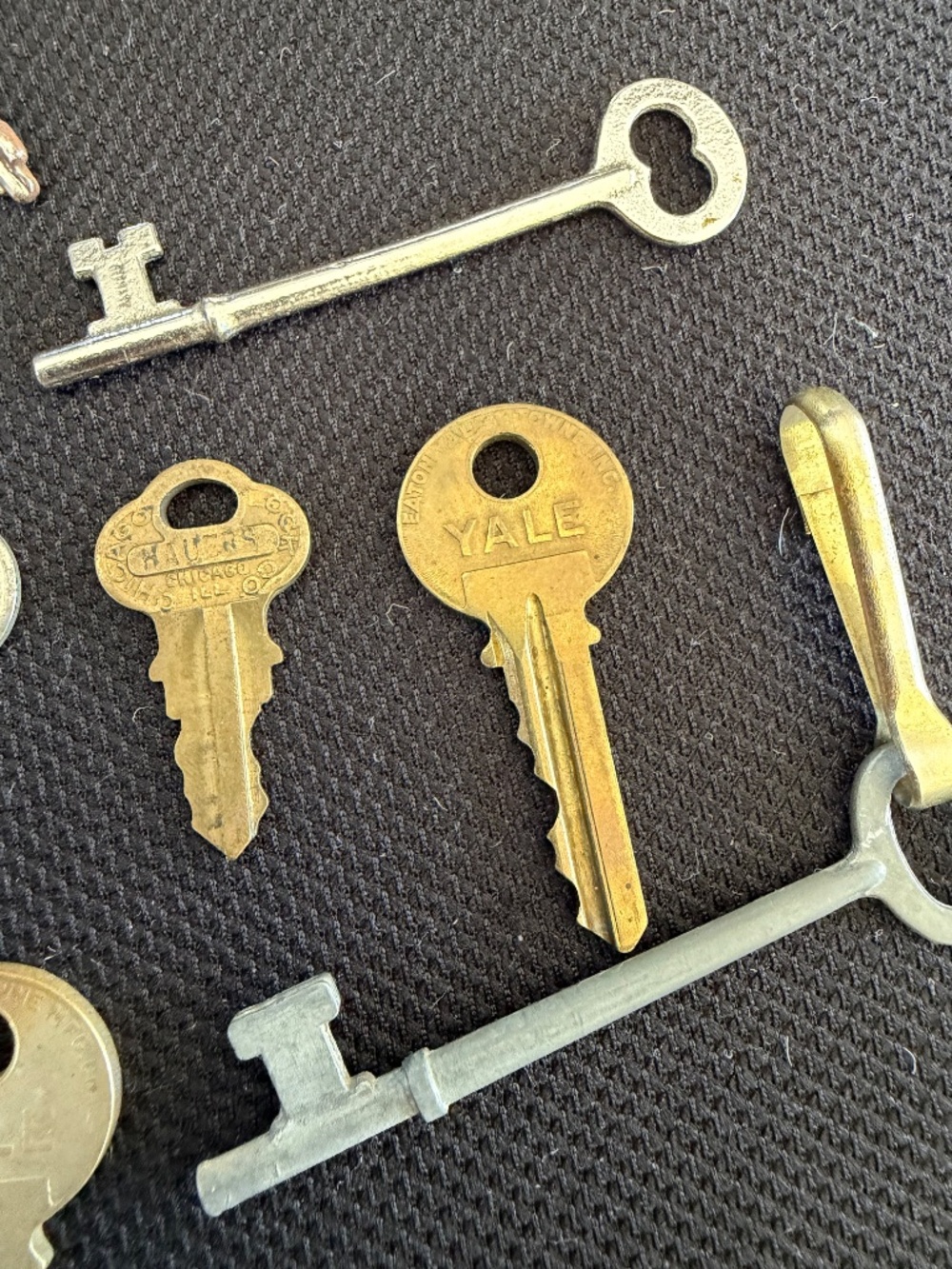 Assorted Old Keys - Picture 3 of 6